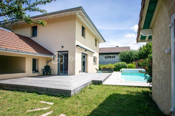 Dans un environnement paisible, au fond d’une impasse, découvrez cette maison individuelle construite en 2015, pensée pour offrir à toute la famille un quotidien serein, confortable et facile à vivre.

Dès l’entrée, la sensation d’espace et de luminosité s’impose naturellement. Exposée plein sud, la pièce de vie de 42 m² constitue le cœur de la maison. Ouverte sur la cuisine aménagée et tournée vers le jardin, elle invite aux moments de partage, des petits-déjeuners en famille aux soirées entre amis, dans une atmosphère chaleureuse et conviviale.

Le rez-de-chaussée est complété par un cellier avec point d’eau ainsi qu’un WC indépendant, apportant un confort appréciable au quotidien.
À l’étage, chacun dispose de son espace avec trois chambres équipées de dressings intégrés et une salle de bains avec baignoire et WC, idéale pour répondre aux besoins d’une vie de famille.

À l’extérieur, le terrain clos de 595 m² devient un véritable prolongement de la maison. Pendant que les enfants profitent du jardin en toute sécurité, les parents savourent les beaux jours sur la terrasse en bois ou autour de la piscine au sel chauffée. Potager et espaces de rangement complètent cet extérieur soigneusement aménagé pour conjuguer plaisir et praticité.

La maison bénéficie également d’équipements recherchés : menuiseries PVC double vitrage, poêle à granulés pour une ambiance chaleureuse en hiver, chauffage électrique et carport double de 27 m² pouvant être transformé en garage fermé selon vos projets.

Son emplacement est un atout majeur. Écoles, collège et commerces sont accessibles à pied, permettant aux enfants de gagner en autonomie et aux parents de simplifier leur organisation quotidienne.
Parfaitement entretenue et ne nécessitant aucun travaux, cette maison vous permet de vous installer immédiatement et de profiter pleinement de chaque instant.
Un bien rare qui réunit les critères les plus recherchés : calme, fonctionnalité, luminosité, extérieur soigné et proximité des commodités. Un lieu de vie idéal pour construire de nouveaux souvenirs en famille.