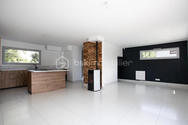 Dans un environnement paisible, au fond d’une impasse, découvrez cette maison individuelle construite en 2015, pensée pour offrir à toute la famille un quotidien serein, confortable et facile à vivre.

Dès l’entrée, la sensation d’espace et de luminosité s’impose naturellement. Exposée plein sud, la pièce de vie de 42 m² constitue le cœur de la maison. Ouverte sur la cuisine aménagée et tournée vers le jardin, elle invite aux moments de partage, des petits-déjeuners en famille aux soirées entre amis, dans une atmosphère chaleureuse et conviviale.

Le rez-de-chaussée est complété par un cellier avec point d’eau ainsi qu’un WC indépendant, apportant un confort appréciable au quotidien.
À l’étage, chacun dispose de son espace avec trois chambres équipées de dressings intégrés et une salle de bains avec baignoire et WC, idéale pour répondre aux besoins d’une vie de famille.

À l’extérieur, le terrain clos de 595 m² devient un véritable prolongement de la maison. Pendant que les enfants profitent du jardin en toute sécurité, les parents savourent les beaux jours sur la terrasse en bois ou autour de la piscine au sel chauffée. Potager et espaces de rangement complètent cet extérieur soigneusement aménagé pour conjuguer plaisir et praticité.

La maison bénéficie également d’équipements recherchés : menuiseries PVC double vitrage, poêle à granulés pour une ambiance chaleureuse en hiver, chauffage électrique et carport double de 27 m² pouvant être transformé en garage fermé selon vos projets.

Son emplacement est un atout majeur. Écoles, collège et commerces sont accessibles à pied, permettant aux enfants de gagner en autonomie et aux parents de simplifier leur organisation quotidienne.
Parfaitement entretenue et ne nécessitant aucun travaux, cette maison vous permet de vous installer immédiatement et de profiter pleinement de chaque instant.
Un bien rare qui réunit les critères les plus recherchés : calme, fonctionnalité, luminosité, extérieur soigné et proximité des commodités. Un lieu de vie idéal pour construire de nouveaux souvenirs en famille.