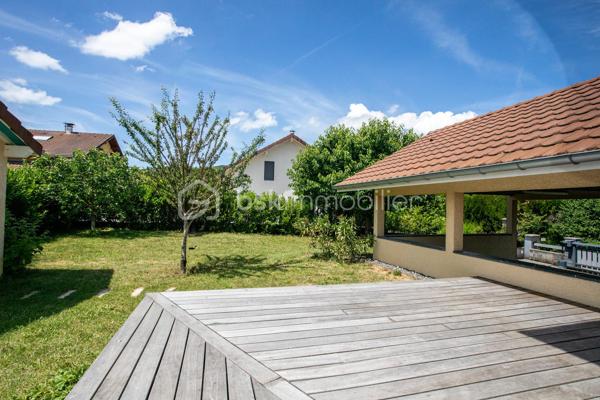 Dans un environnement paisible, au fond d’une impasse, découvrez cette maison individuelle construite en 2015, pensée pour offrir à toute la famille un quotidien serein, confortable et facile à vivre.

Dès l’entrée, la sensation d’espace et de luminosité s’impose naturellement. Exposée plein sud, la pièce de vie de 42 m² constitue le cœur de la maison. Ouverte sur la cuisine aménagée et tournée vers le jardin, elle invite aux moments de partage, des petits-déjeuners en famille aux soirées entre amis, dans une atmosphère chaleureuse et conviviale.

Le rez-de-chaussée est complété par un cellier avec point d’eau ainsi qu’un WC indépendant, apportant un confort appréciable au quotidien.
À l’étage, chacun dispose de son espace avec trois chambres équipées de dressings intégrés et une salle de bains avec baignoire et WC, idéale pour répondre aux besoins d’une vie de famille.

À l’extérieur, le terrain clos de 595 m² devient un véritable prolongement de la maison. Pendant que les enfants profitent du jardin en toute sécurité, les parents savourent les beaux jours sur la terrasse en bois ou autour de la piscine au sel chauffée. Potager et espaces de rangement complètent cet extérieur soigneusement aménagé pour conjuguer plaisir et praticité.

La maison bénéficie également d’équipements recherchés : menuiseries PVC double vitrage, poêle à granulés pour une ambiance chaleureuse en hiver, chauffage électrique et carport double de 27 m² pouvant être transformé en garage fermé selon vos projets.

Son emplacement est un atout majeur. Écoles, collège et commerces sont accessibles à pied, permettant aux enfants de gagner en autonomie et aux parents de simplifier leur organisation quotidienne.
Parfaitement entretenue et ne nécessitant aucun travaux, cette maison vous permet de vous installer immédiatement et de profiter pleinement de chaque instant.
Un bien rare qui réunit les critères les plus recherchés : calme, fonctionnalité, luminosité, extérieur soigné et proximité des commodités. Un lieu de vie idéal pour construire de nouveaux souvenirs en famille.