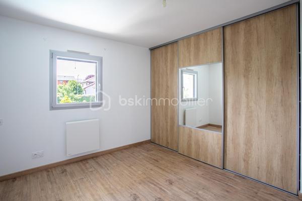 Dans un environnement paisible, au fond d’une impasse, découvrez cette maison individuelle construite en 2015, pensée pour offrir à toute la famille un quotidien serein, confortable et facile à vivre.

Dès l’entrée, la sensation d’espace et de luminosité s’impose naturellement. Exposée plein sud, la pièce de vie de 42 m² constitue le cœur de la maison. Ouverte sur la cuisine aménagée et tournée vers le jardin, elle invite aux moments de partage, des petits-déjeuners en famille aux soirées entre amis, dans une atmosphère chaleureuse et conviviale.

Le rez-de-chaussée est complété par un cellier avec point d’eau ainsi qu’un WC indépendant, apportant un confort appréciable au quotidien.
À l’étage, chacun dispose de son espace avec trois chambres équipées de dressings intégrés et une salle de bains avec baignoire et WC, idéale pour répondre aux besoins d’une vie de famille.

À l’extérieur, le terrain clos de 595 m² devient un véritable prolongement de la maison. Pendant que les enfants profitent du jardin en toute sécurité, les parents savourent les beaux jours sur la terrasse en bois ou autour de la piscine au sel chauffée. Potager et espaces de rangement complètent cet extérieur soigneusement aménagé pour conjuguer plaisir et praticité.

La maison bénéficie également d’équipements recherchés : menuiseries PVC double vitrage, poêle à granulés pour une ambiance chaleureuse en hiver, chauffage électrique et carport double de 27 m² pouvant être transformé en garage fermé selon vos projets.

Son emplacement est un atout majeur. Écoles, collège et commerces sont accessibles à pied, permettant aux enfants de gagner en autonomie et aux parents de simplifier leur organisation quotidienne.
Parfaitement entretenue et ne nécessitant aucun travaux, cette maison vous permet de vous installer immédiatement et de profiter pleinement de chaque instant.
Un bien rare qui réunit les critères les plus recherchés : calme, fonctionnalité, luminosité, extérieur soigné et proximité des commodités. Un lieu de vie idéal pour construire de nouveaux souvenirs en famille.