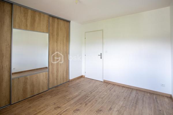 Dans un environnement paisible, au fond d’une impasse, découvrez cette maison individuelle construite en 2015, pensée pour offrir à toute la famille un quotidien serein, confortable et facile à vivre.

Dès l’entrée, la sensation d’espace et de luminosité s’impose naturellement. Exposée plein sud, la pièce de vie de 42 m² constitue le cœur de la maison. Ouverte sur la cuisine aménagée et tournée vers le jardin, elle invite aux moments de partage, des petits-déjeuners en famille aux soirées entre amis, dans une atmosphère chaleureuse et conviviale.

Le rez-de-chaussée est complété par un cellier avec point d’eau ainsi qu’un WC indépendant, apportant un confort appréciable au quotidien.
À l’étage, chacun dispose de son espace avec trois chambres équipées de dressings intégrés et une salle de bains avec baignoire et WC, idéale pour répondre aux besoins d’une vie de famille.

À l’extérieur, le terrain clos de 595 m² devient un véritable prolongement de la maison. Pendant que les enfants profitent du jardin en toute sécurité, les parents savourent les beaux jours sur la terrasse en bois ou autour de la piscine au sel chauffée. Potager et espaces de rangement complètent cet extérieur soigneusement aménagé pour conjuguer plaisir et praticité.

La maison bénéficie également d’équipements recherchés : menuiseries PVC double vitrage, poêle à granulés pour une ambiance chaleureuse en hiver, chauffage électrique et carport double de 27 m² pouvant être transformé en garage fermé selon vos projets.

Son emplacement est un atout majeur. Écoles, collège et commerces sont accessibles à pied, permettant aux enfants de gagner en autonomie et aux parents de simplifier leur organisation quotidienne.
Parfaitement entretenue et ne nécessitant aucun travaux, cette maison vous permet de vous installer immédiatement et de profiter pleinement de chaque instant.
Un bien rare qui réunit les critères les plus recherchés : calme, fonctionnalité, luminosité, extérieur soigné et proximité des commodités. Un lieu de vie idéal pour construire de nouveaux souvenirs en famille.
