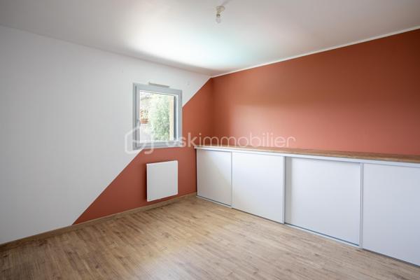 Dans un environnement paisible, au fond d’une impasse, découvrez cette maison individuelle construite en 2015, pensée pour offrir à toute la famille un quotidien serein, confortable et facile à vivre.

Dès l’entrée, la sensation d’espace et de luminosité s’impose naturellement. Exposée plein sud, la pièce de vie de 42 m² constitue le cœur de la maison. Ouverte sur la cuisine aménagée et tournée vers le jardin, elle invite aux moments de partage, des petits-déjeuners en famille aux soirées entre amis, dans une atmosphère chaleureuse et conviviale.

Le rez-de-chaussée est complété par un cellier avec point d’eau ainsi qu’un WC indépendant, apportant un confort appréciable au quotidien.
À l’étage, chacun dispose de son espace avec trois chambres équipées de dressings intégrés et une salle de bains avec baignoire et WC, idéale pour répondre aux besoins d’une vie de famille.

À l’extérieur, le terrain clos de 595 m² devient un véritable prolongement de la maison. Pendant que les enfants profitent du jardin en toute sécurité, les parents savourent les beaux jours sur la terrasse en bois ou autour de la piscine au sel chauffée. Potager et espaces de rangement complètent cet extérieur soigneusement aménagé pour conjuguer plaisir et praticité.

La maison bénéficie également d’équipements recherchés : menuiseries PVC double vitrage, poêle à granulés pour une ambiance chaleureuse en hiver, chauffage électrique et carport double de 27 m² pouvant être transformé en garage fermé selon vos projets.

Son emplacement est un atout majeur. Écoles, collège et commerces sont accessibles à pied, permettant aux enfants de gagner en autonomie et aux parents de simplifier leur organisation quotidienne.
Parfaitement entretenue et ne nécessitant aucun travaux, cette maison vous permet de vous installer immédiatement et de profiter pleinement de chaque instant.
Un bien rare qui réunit les critères les plus recherchés : calme, fonctionnalité, luminosité, extérieur soigné et proximité des commodités. Un lieu de vie idéal pour construire de nouveaux souvenirs en famille.
