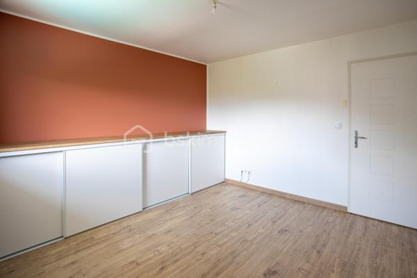 Dans un environnement paisible, au fond d’une impasse, découvrez cette maison individuelle construite en 2015, pensée pour offrir à toute la famille un quotidien serein, confortable et facile à vivre.

Dès l’entrée, la sensation d’espace et de luminosité s’impose naturellement. Exposée plein sud, la pièce de vie de 42 m² constitue le cœur de la maison. Ouverte sur la cuisine aménagée et tournée vers le jardin, elle invite aux moments de partage, des petits-déjeuners en famille aux soirées entre amis, dans une atmosphère chaleureuse et conviviale.

Le rez-de-chaussée est complété par un cellier avec point d’eau ainsi qu’un WC indépendant, apportant un confort appréciable au quotidien.
À l’étage, chacun dispose de son espace avec trois chambres équipées de dressings intégrés et une salle de bains avec baignoire et WC, idéale pour répondre aux besoins d’une vie de famille.

À l’extérieur, le terrain clos de 595 m² devient un véritable prolongement de la maison. Pendant que les enfants profitent du jardin en toute sécurité, les parents savourent les beaux jours sur la terrasse en bois ou autour de la piscine au sel chauffée. Potager et espaces de rangement complètent cet extérieur soigneusement aménagé pour conjuguer plaisir et praticité.

La maison bénéficie également d’équipements recherchés : menuiseries PVC double vitrage, poêle à granulés pour une ambiance chaleureuse en hiver, chauffage électrique et carport double de 27 m² pouvant être transformé en garage fermé selon vos projets.

Son emplacement est un atout majeur. Écoles, collège et commerces sont accessibles à pied, permettant aux enfants de gagner en autonomie et aux parents de simplifier leur organisation quotidienne.
Parfaitement entretenue et ne nécessitant aucun travaux, cette maison vous permet de vous installer immédiatement et de profiter pleinement de chaque instant.
Un bien rare qui réunit les critères les plus recherchés : calme, fonctionnalité, luminosité, extérieur soigné et proximité des commodités. Un lieu de vie idéal pour construire de nouveaux souvenirs en famille.