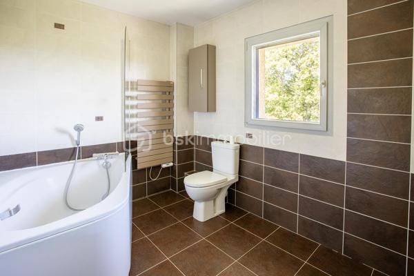 Dans un environnement paisible, au fond d’une impasse, découvrez cette maison individuelle construite en 2015, pensée pour offrir à toute la famille un quotidien serein, confortable et facile à vivre.

Dès l’entrée, la sensation d’espace et de luminosité s’impose naturellement. Exposée plein sud, la pièce de vie de 42 m² constitue le cœur de la maison. Ouverte sur la cuisine aménagée et tournée vers le jardin, elle invite aux moments de partage, des petits-déjeuners en famille aux soirées entre amis, dans une atmosphère chaleureuse et conviviale.

Le rez-de-chaussée est complété par un cellier avec point d’eau ainsi qu’un WC indépendant, apportant un confort appréciable au quotidien.
À l’étage, chacun dispose de son espace avec trois chambres équipées de dressings intégrés et une salle de bains avec baignoire et WC, idéale pour répondre aux besoins d’une vie de famille.

À l’extérieur, le terrain clos de 595 m² devient un véritable prolongement de la maison. Pendant que les enfants profitent du jardin en toute sécurité, les parents savourent les beaux jours sur la terrasse en bois ou autour de la piscine au sel chauffée. Potager et espaces de rangement complètent cet extérieur soigneusement aménagé pour conjuguer plaisir et praticité.

La maison bénéficie également d’équipements recherchés : menuiseries PVC double vitrage, poêle à granulés pour une ambiance chaleureuse en hiver, chauffage électrique et carport double de 27 m² pouvant être transformé en garage fermé selon vos projets.

Son emplacement est un atout majeur. Écoles, collège et commerces sont accessibles à pied, permettant aux enfants de gagner en autonomie et aux parents de simplifier leur organisation quotidienne.
Parfaitement entretenue et ne nécessitant aucun travaux, cette maison vous permet de vous installer immédiatement et de profiter pleinement de chaque instant.
Un bien rare qui réunit les critères les plus recherchés : calme, fonctionnalité, luminosité, extérieur soigné et proximité des commodités. Un lieu de vie idéal pour construire de nouveaux souvenirs en famille.