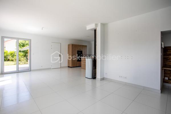 Dans un environnement paisible, au fond d’une impasse, découvrez cette maison individuelle construite en 2015, pensée pour offrir à toute la famille un quotidien serein, confortable et facile à vivre.

Dès l’entrée, la sensation d’espace et de luminosité s’impose naturellement. Exposée plein sud, la pièce de vie de 42 m² constitue le cœur de la maison. Ouverte sur la cuisine aménagée et tournée vers le jardin, elle invite aux moments de partage, des petits-déjeuners en famille aux soirées entre amis, dans une atmosphère chaleureuse et conviviale.

Le rez-de-chaussée est complété par un cellier avec point d’eau ainsi qu’un WC indépendant, apportant un confort appréciable au quotidien.
À l’étage, chacun dispose de son espace avec trois chambres équipées de dressings intégrés et une salle de bains avec baignoire et WC, idéale pour répondre aux besoins d’une vie de famille.

À l’extérieur, le terrain clos de 595 m² devient un véritable prolongement de la maison. Pendant que les enfants profitent du jardin en toute sécurité, les parents savourent les beaux jours sur la terrasse en bois ou autour de la piscine au sel chauffée. Potager et espaces de rangement complètent cet extérieur soigneusement aménagé pour conjuguer plaisir et praticité.

La maison bénéficie également d’équipements recherchés : menuiseries PVC double vitrage, poêle à granulés pour une ambiance chaleureuse en hiver, chauffage électrique et carport double de 27 m² pouvant être transformé en garage fermé selon vos projets.

Son emplacement est un atout majeur. Écoles, collège et commerces sont accessibles à pied, permettant aux enfants de gagner en autonomie et aux parents de simplifier leur organisation quotidienne.
Parfaitement entretenue et ne nécessitant aucun travaux, cette maison vous permet de vous installer immédiatement et de profiter pleinement de chaque instant.
Un bien rare qui réunit les critères les plus recherchés : calme, fonctionnalité, luminosité, extérieur soigné et proximité des commodités. Un lieu de vie idéal pour construire de nouveaux souvenirs en famille.