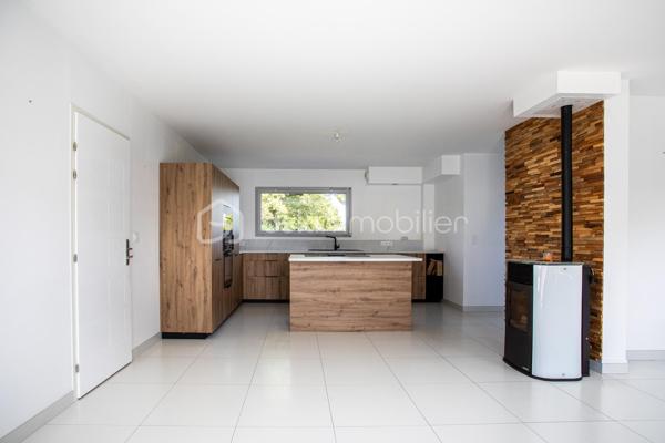 Dans un environnement paisible, au fond d’une impasse, découvrez cette maison individuelle construite en 2015, pensée pour offrir à toute la famille un quotidien serein, confortable et facile à vivre.

Dès l’entrée, la sensation d’espace et de luminosité s’impose naturellement. Exposée plein sud, la pièce de vie de 42 m² constitue le cœur de la maison. Ouverte sur la cuisine aménagée et tournée vers le jardin, elle invite aux moments de partage, des petits-déjeuners en famille aux soirées entre amis, dans une atmosphère chaleureuse et conviviale.

Le rez-de-chaussée est complété par un cellier avec point d’eau ainsi qu’un WC indépendant, apportant un confort appréciable au quotidien.
À l’étage, chacun dispose de son espace avec trois chambres équipées de dressings intégrés et une salle de bains avec baignoire et WC, idéale pour répondre aux besoins d’une vie de famille.

À l’extérieur, le terrain clos de 595 m² devient un véritable prolongement de la maison. Pendant que les enfants profitent du jardin en toute sécurité, les parents savourent les beaux jours sur la terrasse en bois ou autour de la piscine au sel chauffée. Potager et espaces de rangement complètent cet extérieur soigneusement aménagé pour conjuguer plaisir et praticité.

La maison bénéficie également d’équipements recherchés : menuiseries PVC double vitrage, poêle à granulés pour une ambiance chaleureuse en hiver, chauffage électrique et carport double de 27 m² pouvant être transformé en garage fermé selon vos projets.

Son emplacement est un atout majeur. Écoles, collège et commerces sont accessibles à pied, permettant aux enfants de gagner en autonomie et aux parents de simplifier leur organisation quotidienne.
Parfaitement entretenue et ne nécessitant aucun travaux, cette maison vous permet de vous installer immédiatement et de profiter pleinement de chaque instant.
Un bien rare qui réunit les critères les plus recherchés : calme, fonctionnalité, luminosité, extérieur soigné et proximité des commodités. Un lieu de vie idéal pour construire de nouveaux souvenirs en famille.