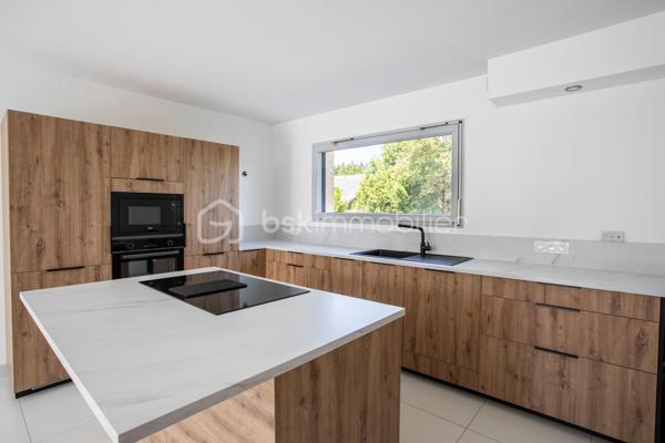 Dans un environnement paisible, au fond d’une impasse, découvrez cette maison individuelle construite en 2015, pensée pour offrir à toute la famille un quotidien serein, confortable et facile à vivre.

Dès l’entrée, la sensation d’espace et de luminosité s’impose naturellement. Exposée plein sud, la pièce de vie de 42 m² constitue le cœur de la maison. Ouverte sur la cuisine aménagée et tournée vers le jardin, elle invite aux moments de partage, des petits-déjeuners en famille aux soirées entre amis, dans une atmosphère chaleureuse et conviviale.

Le rez-de-chaussée est complété par un cellier avec point d’eau ainsi qu’un WC indépendant, apportant un confort appréciable au quotidien.
À l’étage, chacun dispose de son espace avec trois chambres équipées de dressings intégrés et une salle de bains avec baignoire et WC, idéale pour répondre aux besoins d’une vie de famille.

À l’extérieur, le terrain clos de 595 m² devient un véritable prolongement de la maison. Pendant que les enfants profitent du jardin en toute sécurité, les parents savourent les beaux jours sur la terrasse en bois ou autour de la piscine au sel chauffée. Potager et espaces de rangement complètent cet extérieur soigneusement aménagé pour conjuguer plaisir et praticité.

La maison bénéficie également d’équipements recherchés : menuiseries PVC double vitrage, poêle à granulés pour une ambiance chaleureuse en hiver, chauffage électrique et carport double de 27 m² pouvant être transformé en garage fermé selon vos projets.

Son emplacement est un atout majeur. Écoles, collège et commerces sont accessibles à pied, permettant aux enfants de gagner en autonomie et aux parents de simplifier leur organisation quotidienne.
Parfaitement entretenue et ne nécessitant aucun travaux, cette maison vous permet de vous installer immédiatement et de profiter pleinement de chaque instant.
Un bien rare qui réunit les critères les plus recherchés : calme, fonctionnalité, luminosité, extérieur soigné et proximité des commodités. Un lieu de vie idéal pour construire de nouveaux souvenirs en famille.