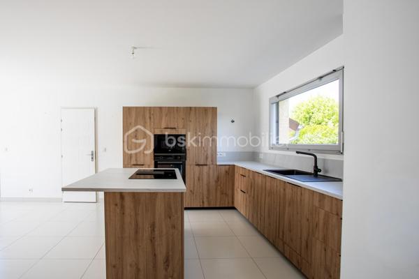 Dans un environnement paisible, au fond d’une impasse, découvrez cette maison individuelle construite en 2015, pensée pour offrir à toute la famille un quotidien serein, confortable et facile à vivre.

Dès l’entrée, la sensation d’espace et de luminosité s’impose naturellement. Exposée plein sud, la pièce de vie de 42 m² constitue le cœur de la maison. Ouverte sur la cuisine aménagée et tournée vers le jardin, elle invite aux moments de partage, des petits-déjeuners en famille aux soirées entre amis, dans une atmosphère chaleureuse et conviviale.

Le rez-de-chaussée est complété par un cellier avec point d’eau ainsi qu’un WC indépendant, apportant un confort appréciable au quotidien.
À l’étage, chacun dispose de son espace avec trois chambres équipées de dressings intégrés et une salle de bains avec baignoire et WC, idéale pour répondre aux besoins d’une vie de famille.

À l’extérieur, le terrain clos de 595 m² devient un véritable prolongement de la maison. Pendant que les enfants profitent du jardin en toute sécurité, les parents savourent les beaux jours sur la terrasse en bois ou autour de la piscine au sel chauffée. Potager et espaces de rangement complètent cet extérieur soigneusement aménagé pour conjuguer plaisir et praticité.

La maison bénéficie également d’équipements recherchés : menuiseries PVC double vitrage, poêle à granulés pour une ambiance chaleureuse en hiver, chauffage électrique et carport double de 27 m² pouvant être transformé en garage fermé selon vos projets.

Son emplacement est un atout majeur. Écoles, collège et commerces sont accessibles à pied, permettant aux enfants de gagner en autonomie et aux parents de simplifier leur organisation quotidienne.
Parfaitement entretenue et ne nécessitant aucun travaux, cette maison vous permet de vous installer immédiatement et de profiter pleinement de chaque instant.
Un bien rare qui réunit les critères les plus recherchés : calme, fonctionnalité, luminosité, extérieur soigné et proximité des commodités. Un lieu de vie idéal pour construire de nouveaux souvenirs en famille.