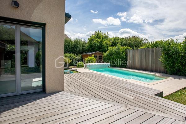 Dans un environnement paisible, au fond d’une impasse, découvrez cette maison individuelle construite en 2015, pensée pour offrir à toute la famille un quotidien serein, confortable et facile à vivre.

Dès l’entrée, la sensation d’espace et de luminosité s’impose naturellement. Exposée plein sud, la pièce de vie de 42 m² constitue le cœur de la maison. Ouverte sur la cuisine aménagée et tournée vers le jardin, elle invite aux moments de partage, des petits-déjeuners en famille aux soirées entre amis, dans une atmosphère chaleureuse et conviviale.

Le rez-de-chaussée est complété par un cellier avec point d’eau ainsi qu’un WC indépendant, apportant un confort appréciable au quotidien.
À l’étage, chacun dispose de son espace avec trois chambres équipées de dressings intégrés et une salle de bains avec baignoire et WC, idéale pour répondre aux besoins d’une vie de famille.

À l’extérieur, le terrain clos de 595 m² devient un véritable prolongement de la maison. Pendant que les enfants profitent du jardin en toute sécurité, les parents savourent les beaux jours sur la terrasse en bois ou autour de la piscine au sel chauffée. Potager et espaces de rangement complètent cet extérieur soigneusement aménagé pour conjuguer plaisir et praticité.

La maison bénéficie également d’équipements recherchés : menuiseries PVC double vitrage, poêle à granulés pour une ambiance chaleureuse en hiver, chauffage électrique et carport double de 27 m² pouvant être transformé en garage fermé selon vos projets.

Son emplacement est un atout majeur. Écoles, collège et commerces sont accessibles à pied, permettant aux enfants de gagner en autonomie et aux parents de simplifier leur organisation quotidienne.
Parfaitement entretenue et ne nécessitant aucun travaux, cette maison vous permet de vous installer immédiatement et de profiter pleinement de chaque instant.
Un bien rare qui réunit les critères les plus recherchés : calme, fonctionnalité, luminosité, extérieur soigné et proximité des commodités. Un lieu de vie idéal pour construire de nouveaux souvenirs en famille.