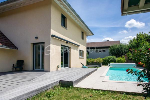 Dans un environnement paisible, au fond d’une impasse, découvrez cette maison individuelle construite en 2015, pensée pour offrir à toute la famille un quotidien serein, confortable et facile à vivre.

Dès l’entrée, la sensation d’espace et de luminosité s’impose naturellement. Exposée plein sud, la pièce de vie de 42 m² constitue le cœur de la maison. Ouverte sur la cuisine aménagée et tournée vers le jardin, elle invite aux moments de partage, des petits-déjeuners en famille aux soirées entre amis, dans une atmosphère chaleureuse et conviviale.

Le rez-de-chaussée est complété par un cellier avec point d’eau ainsi qu’un WC indépendant, apportant un confort appréciable au quotidien.
À l’étage, chacun dispose de son espace avec trois chambres équipées de dressings intégrés et une salle de bains avec baignoire et WC, idéale pour répondre aux besoins d’une vie de famille.

À l’extérieur, le terrain clos de 595 m² devient un véritable prolongement de la maison. Pendant que les enfants profitent du jardin en toute sécurité, les parents savourent les beaux jours sur la terrasse en bois ou autour de la piscine au sel chauffée. Potager et espaces de rangement complètent cet extérieur soigneusement aménagé pour conjuguer plaisir et praticité.

La maison bénéficie également d’équipements recherchés : menuiseries PVC double vitrage, poêle à granulés pour une ambiance chaleureuse en hiver, chauffage électrique et carport double de 27 m² pouvant être transformé en garage fermé selon vos projets.

Son emplacement est un atout majeur. Écoles, collège et commerces sont accessibles à pied, permettant aux enfants de gagner en autonomie et aux parents de simplifier leur organisation quotidienne.
Parfaitement entretenue et ne nécessitant aucun travaux, cette maison vous permet de vous installer immédiatement et de profiter pleinement de chaque instant.
Un bien rare qui réunit les critères les plus recherchés : calme, fonctionnalité, luminosité, extérieur soigné et proximité des commodités. Un lieu de vie idéal pour construire de nouveaux souvenirs en famille.