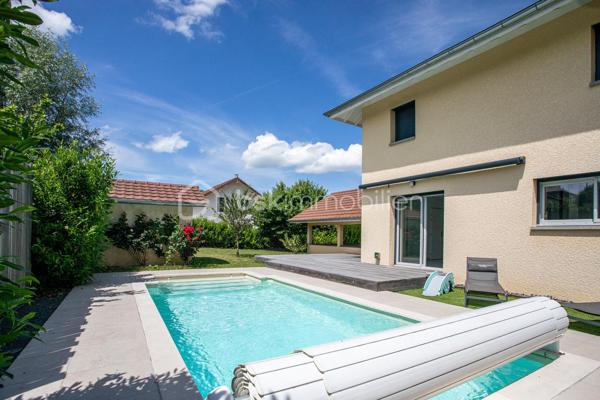 Dans un environnement paisible, au fond d’une impasse, découvrez cette maison individuelle construite en 2015, pensée pour offrir à toute la famille un quotidien serein, confortable et facile à vivre.

Dès l’entrée, la sensation d’espace et de luminosité s’impose naturellement. Exposée plein sud, la pièce de vie de 42 m² constitue le cœur de la maison. Ouverte sur la cuisine aménagée et tournée vers le jardin, elle invite aux moments de partage, des petits-déjeuners en famille aux soirées entre amis, dans une atmosphère chaleureuse et conviviale.

Le rez-de-chaussée est complété par un cellier avec point d’eau ainsi qu’un WC indépendant, apportant un confort appréciable au quotidien.
À l’étage, chacun dispose de son espace avec trois chambres équipées de dressings intégrés et une salle de bains avec baignoire et WC, idéale pour répondre aux besoins d’une vie de famille.

À l’extérieur, le terrain clos de 595 m² devient un véritable prolongement de la maison. Pendant que les enfants profitent du jardin en toute sécurité, les parents savourent les beaux jours sur la terrasse en bois ou autour de la piscine au sel chauffée. Potager et espaces de rangement complètent cet extérieur soigneusement aménagé pour conjuguer plaisir et praticité.

La maison bénéficie également d’équipements recherchés : menuiseries PVC double vitrage, poêle à granulés pour une ambiance chaleureuse en hiver, chauffage électrique et carport double de 27 m² pouvant être transformé en garage fermé selon vos projets.

Son emplacement est un atout majeur. Écoles, collège et commerces sont accessibles à pied, permettant aux enfants de gagner en autonomie et aux parents de simplifier leur organisation quotidienne.
Parfaitement entretenue et ne nécessitant aucun travaux, cette maison vous permet de vous installer immédiatement et de profiter pleinement de chaque instant.
Un bien rare qui réunit les critères les plus recherchés : calme, fonctionnalité, luminosité, extérieur soigné et proximité des commodités. Un lieu de vie idéal pour construire de nouveaux souvenirs en famille.