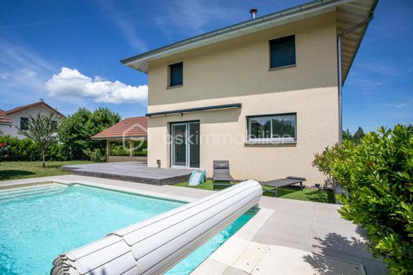 Dans un environnement paisible, au fond d’une impasse, découvrez cette maison individuelle construite en 2015, pensée pour offrir à toute la famille un quotidien serein, confortable et facile à vivre.

Dès l’entrée, la sensation d’espace et de luminosité s’impose naturellement. Exposée plein sud, la pièce de vie de 42 m² constitue le cœur de la maison. Ouverte sur la cuisine aménagée et tournée vers le jardin, elle invite aux moments de partage, des petits-déjeuners en famille aux soirées entre amis, dans une atmosphère chaleureuse et conviviale.

Le rez-de-chaussée est complété par un cellier avec point d’eau ainsi qu’un WC indépendant, apportant un confort appréciable au quotidien.
À l’étage, chacun dispose de son espace avec trois chambres équipées de dressings intégrés et une salle de bains avec baignoire et WC, idéale pour répondre aux besoins d’une vie de famille.

À l’extérieur, le terrain clos de 595 m² devient un véritable prolongement de la maison. Pendant que les enfants profitent du jardin en toute sécurité, les parents savourent les beaux jours sur la terrasse en bois ou autour de la piscine au sel chauffée. Potager et espaces de rangement complètent cet extérieur soigneusement aménagé pour conjuguer plaisir et praticité.

La maison bénéficie également d’équipements recherchés : menuiseries PVC double vitrage, poêle à granulés pour une ambiance chaleureuse en hiver, chauffage électrique et carport double de 27 m² pouvant être transformé en garage fermé selon vos projets.

Son emplacement est un atout majeur. Écoles, collège et commerces sont accessibles à pied, permettant aux enfants de gagner en autonomie et aux parents de simplifier leur organisation quotidienne.
Parfaitement entretenue et ne nécessitant aucun travaux, cette maison vous permet de vous installer immédiatement et de profiter pleinement de chaque instant.
Un bien rare qui réunit les critères les plus recherchés : calme, fonctionnalité, luminosité, extérieur soigné et proximité des commodités. Un lieu de vie idéal pour construire de nouveaux souvenirs en famille.