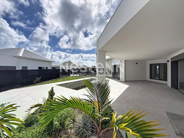 A Vendre Villa F5 avec piscine de 158.74m² d'exception à Saint-François .