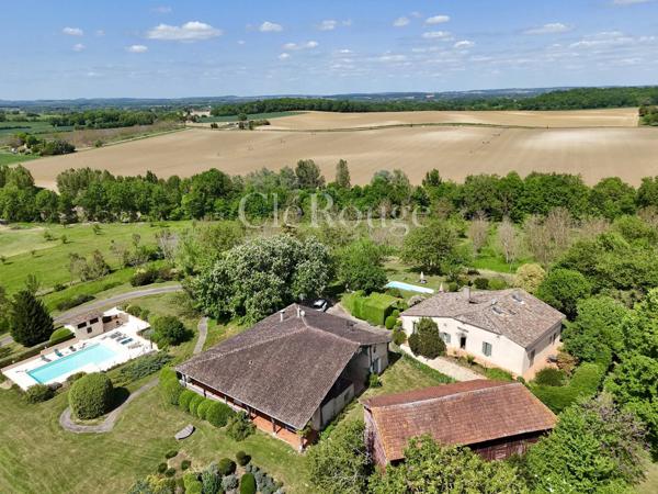 Proche d'Eymet - Ensemble immobilier avec maison principale, gîte, annexes et deux piscines