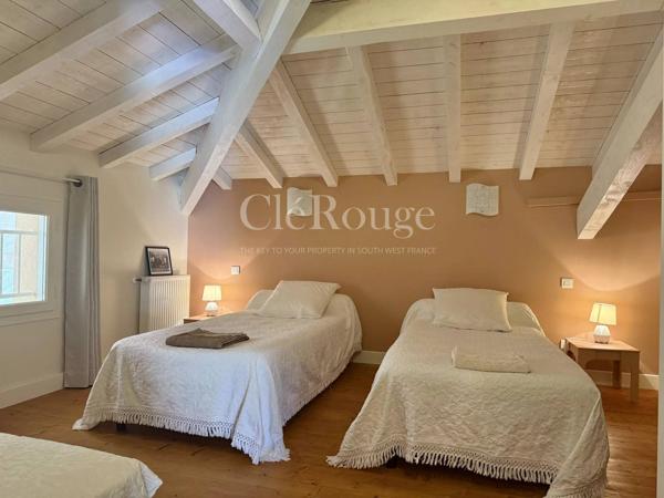 Proche d'Eymet - Ensemble immobilier avec maison principale, gîte, annexes et deux piscines