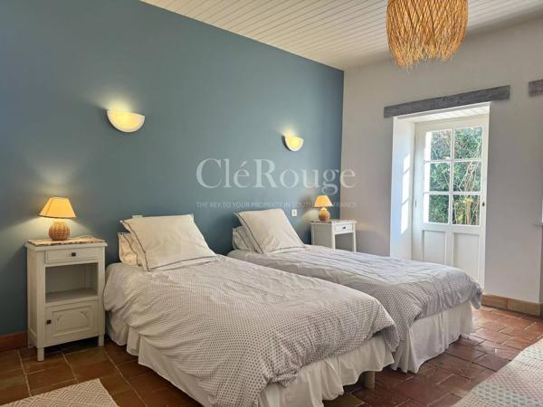 Proche d'Eymet - Ensemble immobilier avec maison principale, gîte, annexes et deux piscines