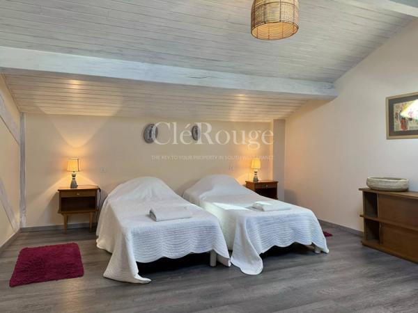 Proche d'Eymet - Ensemble immobilier avec maison principale, gîte, annexes et deux piscines