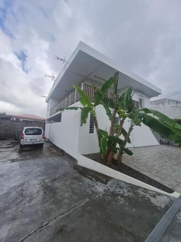 Belle maison sur deux niveaux  composée de 5 chambres. Superficie de 155 m2 sur un terrain de 717 m2