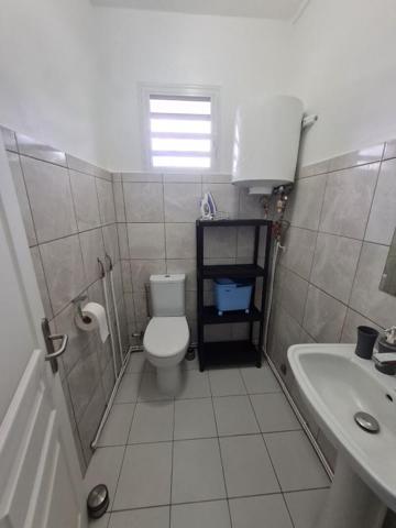 Belle maison sur deux niveaux  composée de 5 chambres. Superficie de 155 m2 sur un terrain de 717 m2