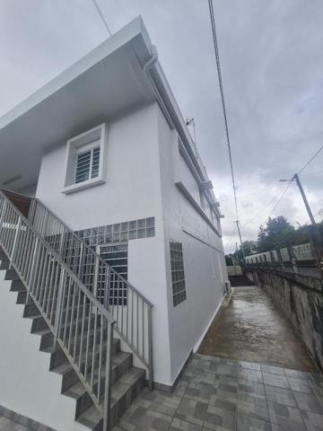 Belle maison sur deux niveaux  composée de 5 chambres. Superficie de 155 m2 sur un terrain de 717 m2