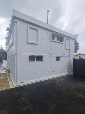 Belle maison sur deux niveaux  composée de 5 chambres. Superficie de 155 m2 sur un terrain de 717 m2