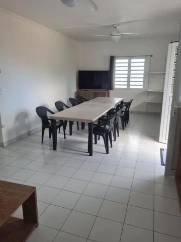 Belle maison sur deux niveaux  composée de 5 chambres. Superficie de 155 m2 sur un terrain de 717 m2