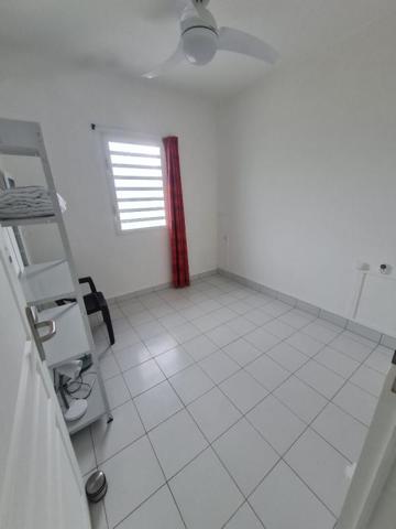 Belle maison sur deux niveaux  composée de 5 chambres. Superficie de 155 m2 sur un terrain de 717 m2