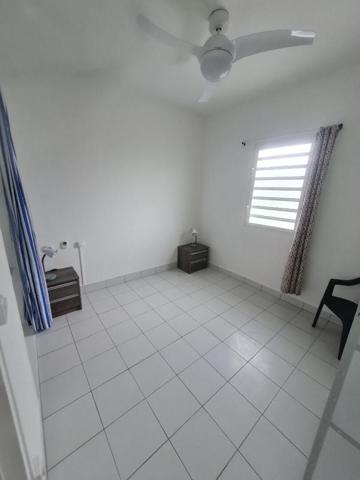 Belle maison sur deux niveaux  composée de 5 chambres. Superficie de 155 m2 sur un terrain de 717 m2