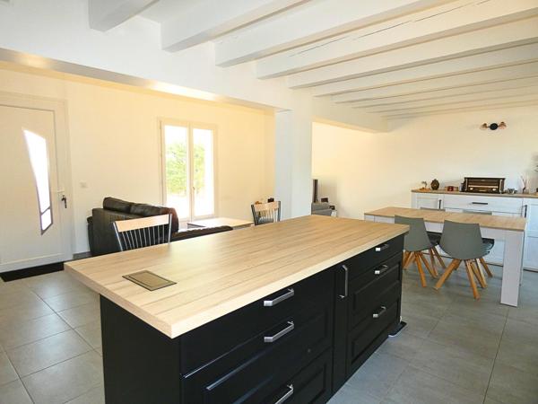 Villa 4 faces de 96m² sur terrain arboré de 627m²