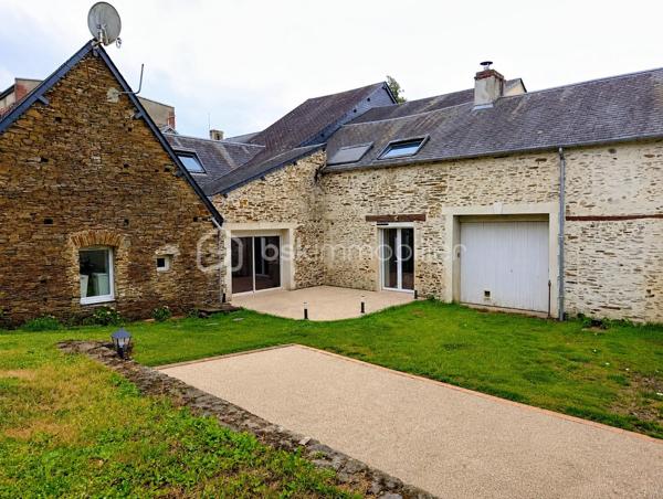 Laissez-vous séduire par cette charmante maison mitoyenne en pierre datant de 1790, alliant le cachet de l'ancien à de beaux volumes, le tout dans un environnement calme et verdoyant, à Balleroy-Sur-Drôme, à proximité des commerces, écoles et services.

Le rez-de-chaussée se compose de :

Une vaste entrée lumineuse 
Un salon de 30 m² avec insert, idéal pour profiter de chaleureuses soirées en famille
Une salle à manger conviviale pour partager de bons moments
Une cuisine séparée, aménagée et équipée
Un WC indépendant avec point d'eau
Un débarras
Une arrière-cuisine avec espace buanderie (possibilité d'aménager une suite parentale de plain-pied)

À l'étage :

Un palier desservant l'ensemble des pièces:

4 chambres aux beaux volumes
Un bureau, parfait pour le télétravail ou une activité indépendante
Une salle de bains
Une salle d'eau
Un WC indépendant
Plusieurs espaces de rangement, placards et dressings

Les extérieurs :

Un terrain arboré de 2 509 m²
Un espace pelouse propice à la détente et aux jeux en famille
Une seconde partie dédiée aux animaux, avec abri existant, actuellement occupée par des chèvres
Un garage d'environ 30 m²
Une cave 
Deux terrasses

Les atouts supplémentaires :
Maison de caractère, pas de travaux à prévoir
Possibilité de vie de plain-pied
Double accès à l'étage par l'entrée et la salle à manger
Panneaux solaires installés en 2024, chauffage au sol au rez-de-chaussée et radiateur à l'étage)
Beaux volumes et belle luminosité
Proximité des commerces et commodités
Cadre de vie agréable et paisible
Une propriété pleine de charme qui séduira les amateurs d'authenticité à la recherche d'espace, de confort et d'un agréable terrain pour profiter de la nature au quotidien sans aucun vis à vis.

 À découvrir sans tarder !