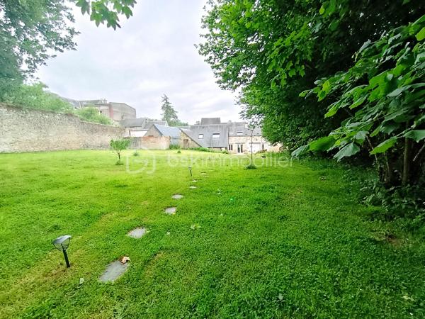 Laissez-vous séduire par cette charmante maison mitoyenne en pierre datant de 1790, alliant le cachet de l'ancien à de beaux volumes, le tout dans un environnement calme et verdoyant, à Balleroy-Sur-Drôme, à proximité des commerces, écoles et services.

Le rez-de-chaussée se compose de :

Une vaste entrée lumineuse 
Un salon de 30 m² avec insert, idéal pour profiter de chaleureuses soirées en famille
Une salle à manger conviviale pour partager de bons moments
Une cuisine séparée, aménagée et équipée
Un WC indépendant avec point d'eau
Un débarras
Une arrière-cuisine avec espace buanderie (possibilité d'aménager une suite parentale de plain-pied)

À l'étage :

Un palier desservant l'ensemble des pièces:

4 chambres aux beaux volumes
Un bureau, parfait pour le télétravail ou une activité indépendante
Une salle de bains
Une salle d'eau
Un WC indépendant
Plusieurs espaces de rangement, placards et dressings

Les extérieurs :

Un terrain arboré de 2 509 m²
Un espace pelouse propice à la détente et aux jeux en famille
Une seconde partie dédiée aux animaux, avec abri existant, actuellement occupée par des chèvres
Un garage d'environ 30 m²
Une cave 
Deux terrasses

Les atouts supplémentaires :
Maison de caractère, pas de travaux à prévoir
Possibilité de vie de plain-pied
Double accès à l'étage par l'entrée et la salle à manger
Panneaux solaires installés en 2024, chauffage au sol au rez-de-chaussée et radiateur à l'étage)
Beaux volumes et belle luminosité
Proximité des commerces et commodités
Cadre de vie agréable et paisible
Une propriété pleine de charme qui séduira les amateurs d'authenticité à la recherche d'espace, de confort et d'un agréable terrain pour profiter de la nature au quotidien sans aucun vis à vis.

 À découvrir sans tarder !