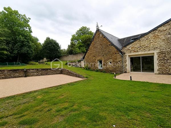 Laissez-vous séduire par cette charmante maison mitoyenne en pierre datant de 1790, alliant le cachet de l'ancien à de beaux volumes, le tout dans un environnement calme et verdoyant, à Balleroy-Sur-Drôme, à proximité des commerces, écoles et services.

Le rez-de-chaussée se compose de :

Une vaste entrée lumineuse 
Un salon de 30 m² avec insert, idéal pour profiter de chaleureuses soirées en famille
Une salle à manger conviviale pour partager de bons moments
Une cuisine séparée, aménagée et équipée
Un WC indépendant avec point d'eau
Un débarras
Une arrière-cuisine avec espace buanderie (possibilité d'aménager une suite parentale de plain-pied)

À l'étage :

Un palier desservant l'ensemble des pièces:

4 chambres aux beaux volumes
Un bureau, parfait pour le télétravail ou une activité indépendante
Une salle de bains
Une salle d'eau
Un WC indépendant
Plusieurs espaces de rangement, placards et dressings

Les extérieurs :

Un terrain arboré de 2 509 m²
Un espace pelouse propice à la détente et aux jeux en famille
Une seconde partie dédiée aux animaux, avec abri existant, actuellement occupée par des chèvres
Un garage d'environ 30 m²
Une cave 
Deux terrasses

Les atouts supplémentaires :
Maison de caractère, pas de travaux à prévoir
Possibilité de vie de plain-pied
Double accès à l'étage par l'entrée et la salle à manger
Panneaux solaires installés en 2024, chauffage au sol au rez-de-chaussée et radiateur à l'étage)
Beaux volumes et belle luminosité
Proximité des commerces et commodités
Cadre de vie agréable et paisible
Une propriété pleine de charme qui séduira les amateurs d'authenticité à la recherche d'espace, de confort et d'un agréable terrain pour profiter de la nature au quotidien sans aucun vis à vis.

 À découvrir sans tarder !