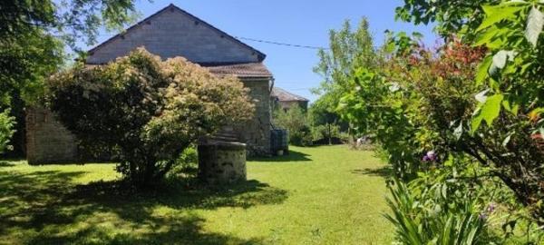 Maison en pierre - dépendances - puits