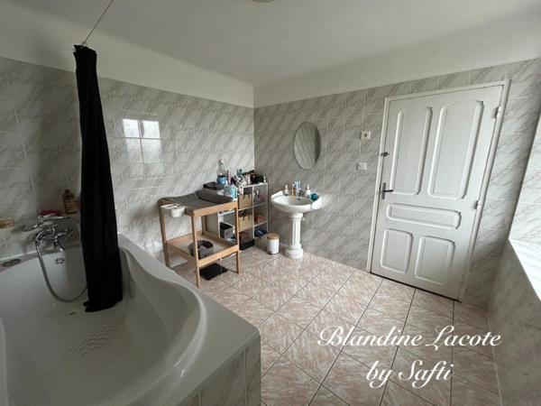 Maison en pierre - dépendances - puits