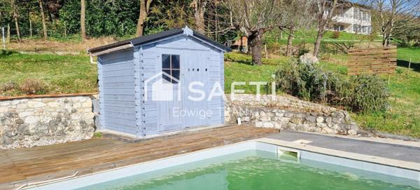 Maison lumineuse, piscine, vue dominante, terrain clos.