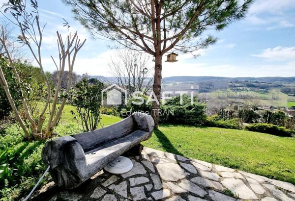 Maison lumineuse, piscine, vue dominante, terrain clos.