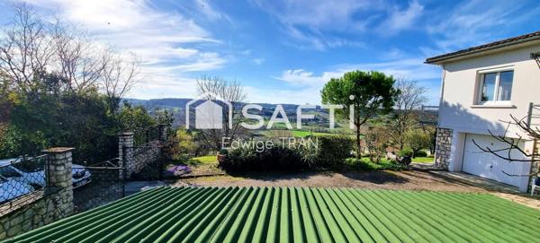 Maison lumineuse, piscine, vue dominante, terrain clos.