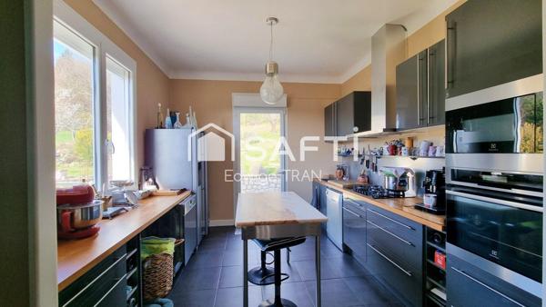 Maison lumineuse, piscine, vue dominante, terrain clos.