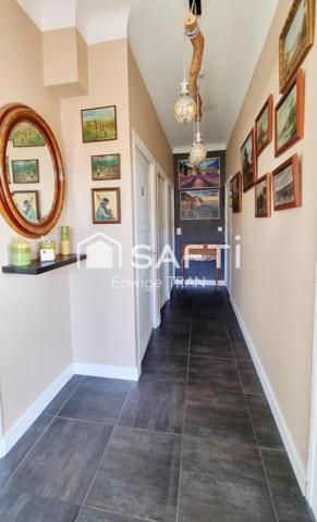 Maison lumineuse, piscine, vue dominante, terrain clos.