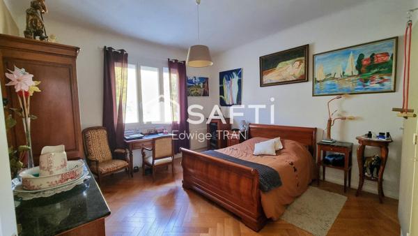 Maison lumineuse, piscine, vue dominante, terrain clos.