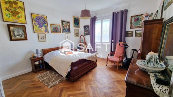 Maison lumineuse, piscine, vue dominante, terrain clos.