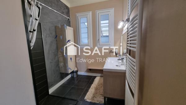 Maison lumineuse, piscine, vue dominante, terrain clos.