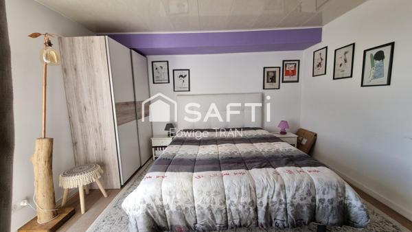 Maison lumineuse, piscine, vue dominante, terrain clos.