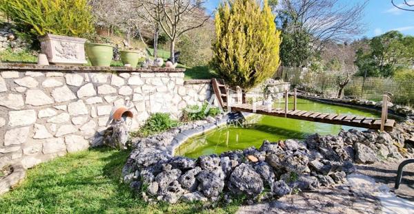 Maison lumineuse, piscine, vue dominante, terrain clos.
