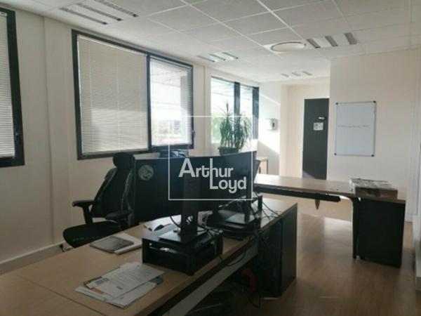 LIEUSAINT BUREAUX REZ DE CHAUSSEE ET ETAGE A LOUER