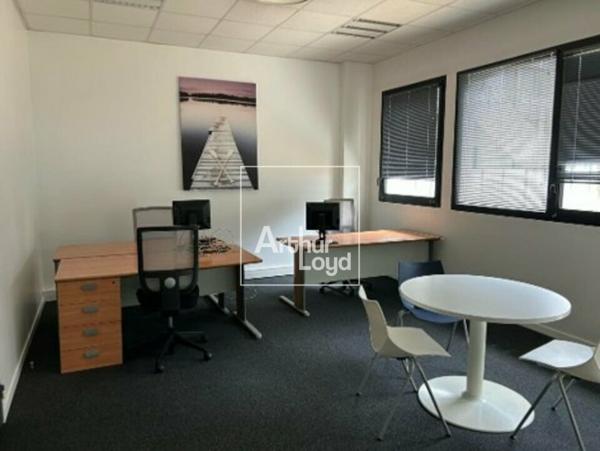 LIEUSAINT BUREAUX REZ DE CHAUSSEE ET ETAGE A LOUER