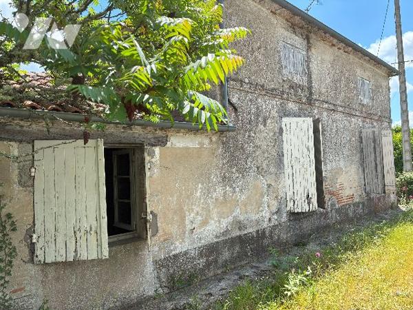Avec son terrain arboré d'environ 3500 m², cette ancienne maison en pierre est à rénover !