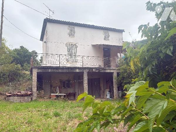 Avec son terrain arboré d'environ 3500 m², cette ancienne maison en pierre est à rénover !