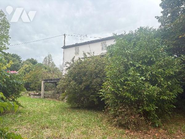 Avec son terrain arboré d'environ 3500 m², cette ancienne maison en pierre est à rénover !