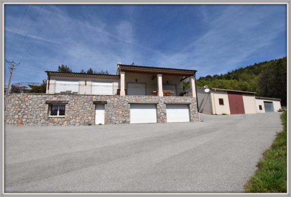 Propriete Peyroules Villa avec piscine intérieure dex hangars forte rentabilité.
